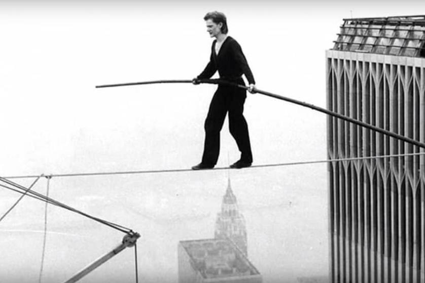 Philippe Petit cammina su una fune di acciaio tesa fra le Torri Gemelle, il 6 agosto 1974.