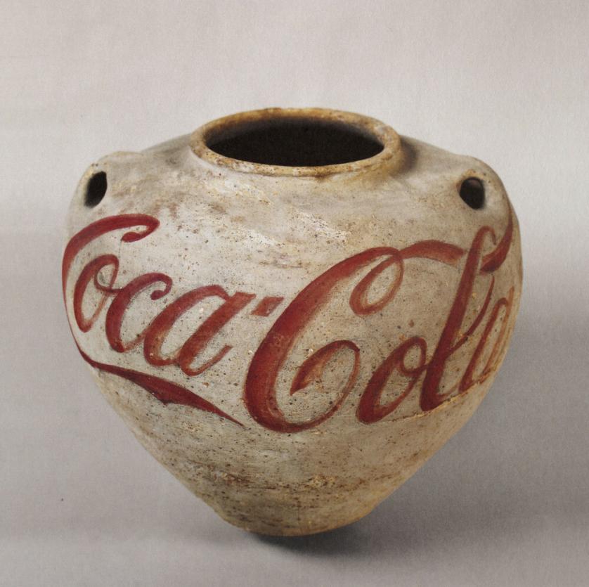 Han Dinasty Urn with Coca-Cola logo, 1994. In alto: Study of Perspective 01 (1995-2003); Dropping a Han Dinasty Urn 01, 02, 03 (1995).