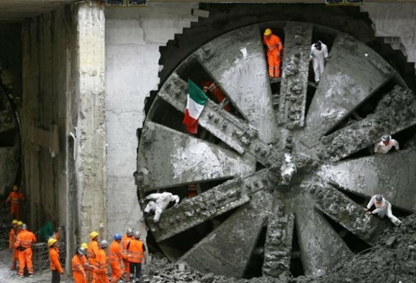 2006_-_al_lavoro_per_lalta_velocita_sulla_tratta_firenze-bologna_672-458_resize.jpg