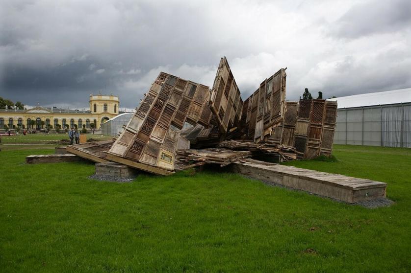 Template, installazione a documenta 12, 2007. In alto, nel testo: Fairytale. 1001 Chairs, installazione a Documenta 12, 2007