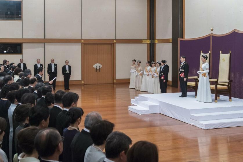 Abe si rivolge al nuovo Imperatore Naruhito in nome del popolo giapponese nella cerimonia d’insediamento al trono.