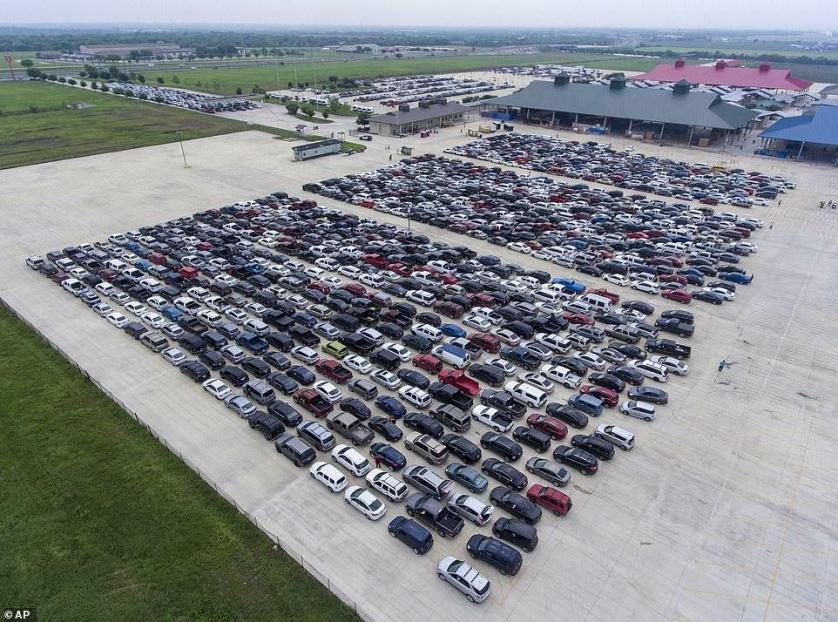 27028662-8207245-six_thousand_families_lined_up_in_their_cars_for_hours_at_trader-a-1_1586534373258.jpg