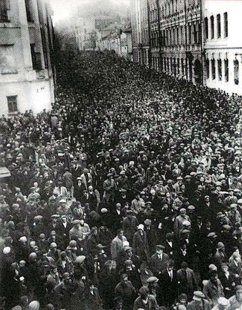 4.folla_ai_funerali_majkovskij.jpg