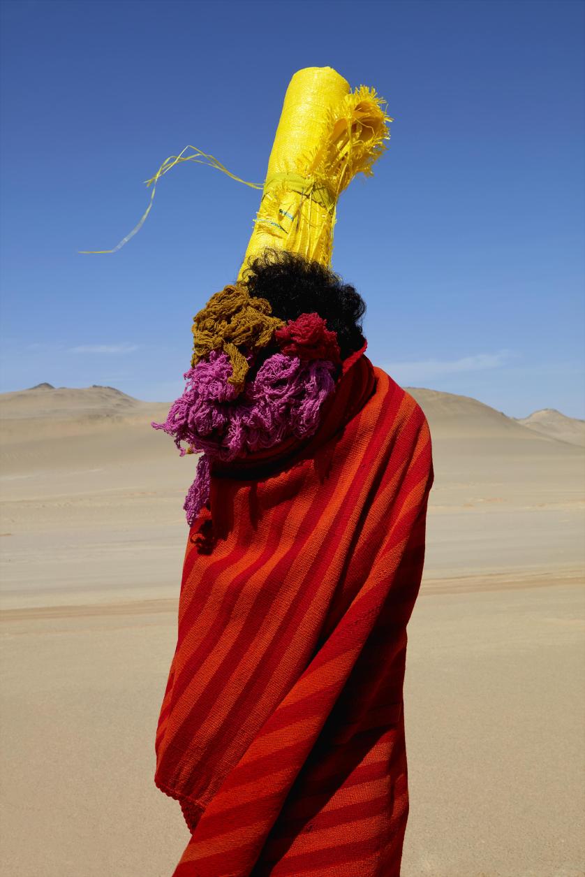 Lorenzo Vitturi, Manta, Cochinilla Dyed Yarn, Polypropylene Sack, Body in Paracas, 2019, stampa a pigmenti © Lorenzo Vitturi.