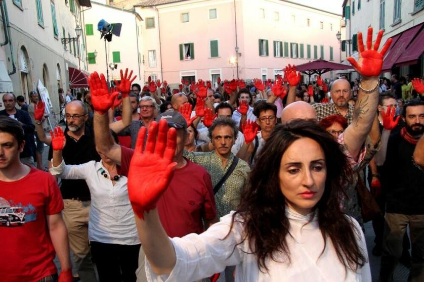 7Mani rosse.jpg