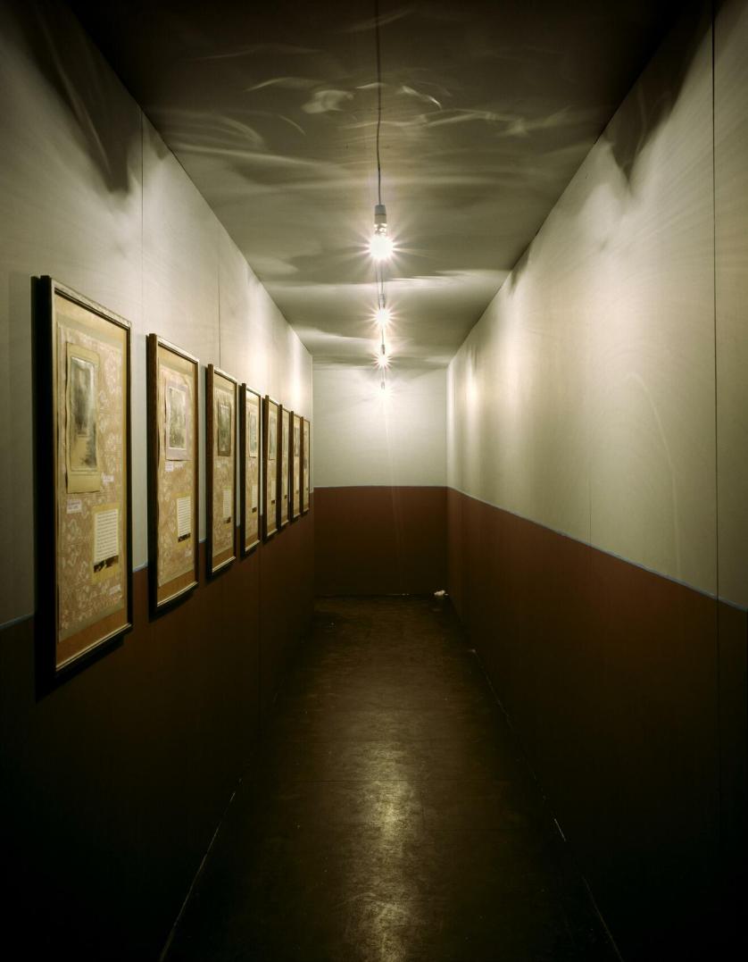 Ilya Kabakov, Labyrinth (My Mother’s Album,) 1990, Costruzione di legno, 9 porte, puntelli di legno per il soffitto, 24 lampadine, detriti, audio, 76 opere su carta, fotografie, inchiostro e stampe Tate. Purchased 2002. © Ilya & Emilia Kabakov.