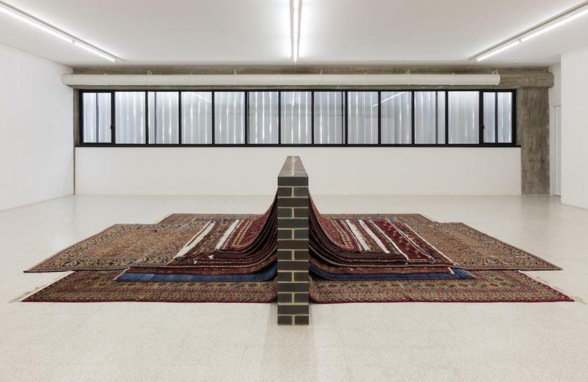 Elisabetta Benassi, Shadow work, 2017. Mattoni refrattari inglesi, tappeti orientali / English firebricks, Eastern carpets, 103 x 550 x 435 cm. Courtesy Collezione Maramotti © Elisabetta Benassi. Ph. Andrea Rossetti.