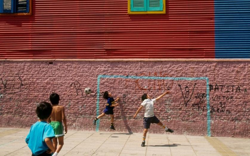 Bimbi-giocano-a-calcio.jpg