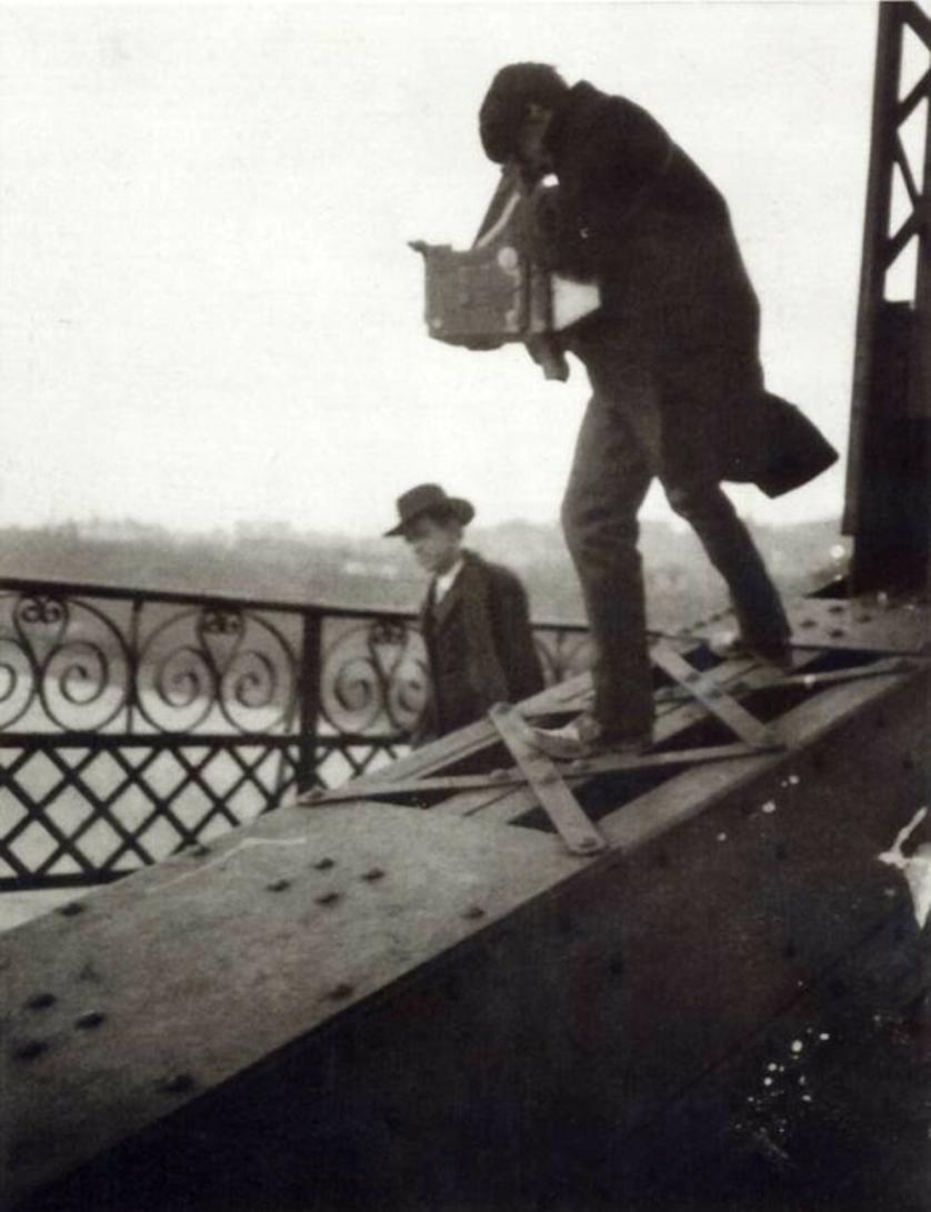 Anonimo, Alfred Stieglitz Photographing on a Bridge, stampa alla gelatina d’argento, 1905 circa, New York, Metropolitan Museum of Art