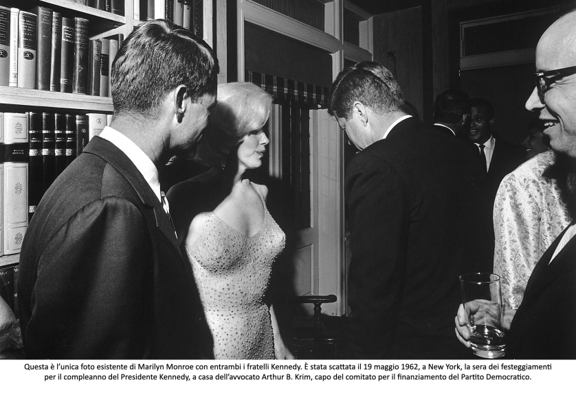 Marilyn con Bob e John Kennedy.png