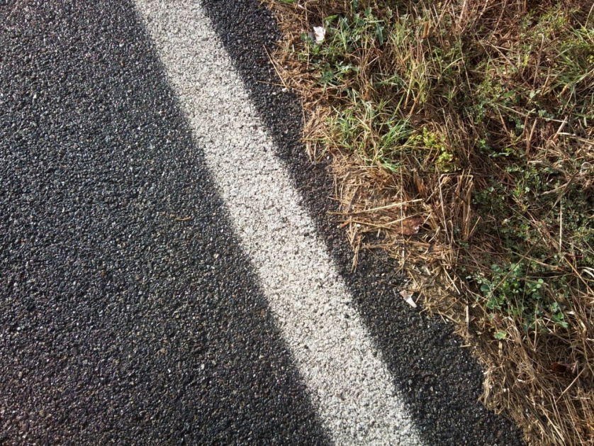 Striscia-bianca-su-asfalto-di-strada-in-campagna-749989.jpg