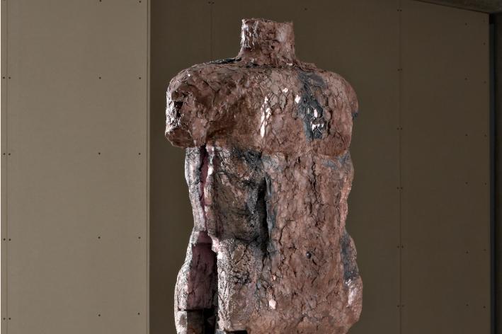 Huma Bhabha, Degraded, 2006, legno, polistirolo, argilla, rete metallica, colore acrilico.