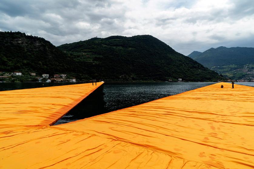 christo-walking-water-floating-piers-003.jpg