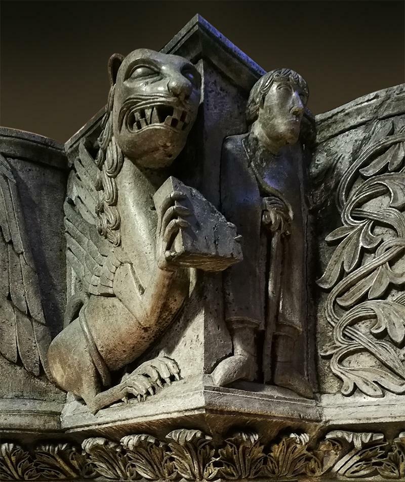 Ambone del XII secolo (primo quarto). Particolare con san Marco rappresentato da un leone alato che artiglia un codice. A lato del simbolo dell'evangelista un personaggio nel quale alcuni studiosi identificano l'abate Guglielmo da Volpiano.