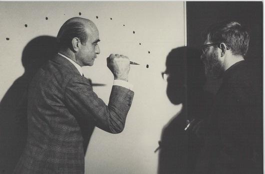 copertina.jpg Lucio Fontana mentre realizza Le Jour (1962) presso la casa del collezionista belga Louis Bogaerts. Il pittore Jef Verheyen assiste all’azione filmata da Bogaerts e trasmessa il 3 dicembre 1962 dalla Radio Télévision Belge Francophone. Foto Filip Tas.
