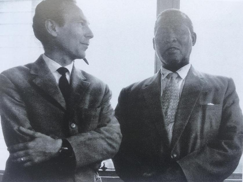 Sudafrica, 1962. Angelo Del Boca a colloquio con il premio Nobel Albert Luthuli. In seguito a questo incontro fu espulso dal paese.