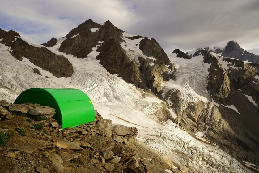 copertina_il_bivacco_hess_sullo_sfondo_laiguilles_de_trelatete_e_il_glacier_de_la_lex_blanche._foto_di_marco_albino_ferrari_.jpg