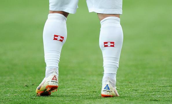 copertina_scarpe_con_bandiera_svizzera_e_del_kossovo.jpg