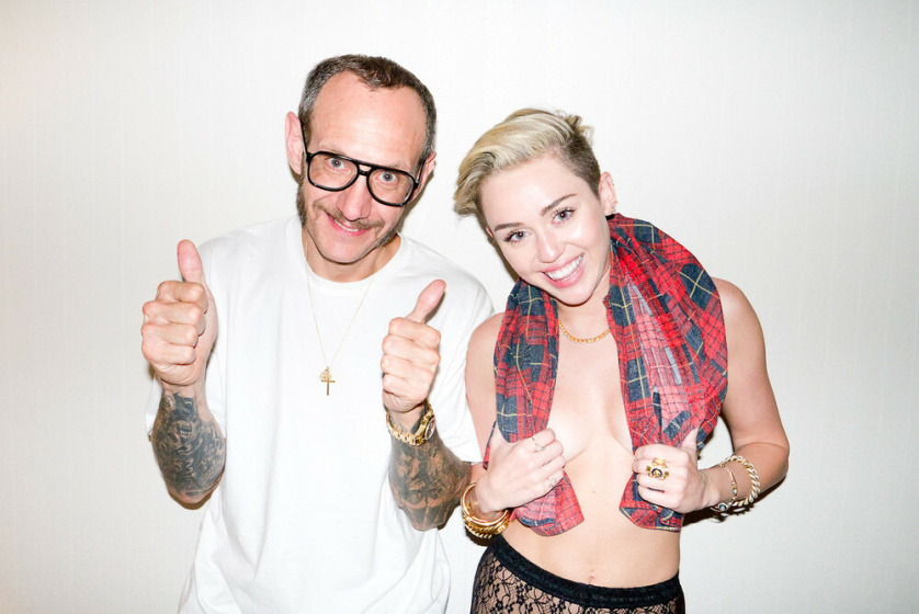 Miley Cyrus e Terry Richardson. Ph. Terry Richardson