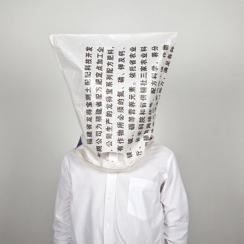 Edson Chagas, Oikonomos, 2011. The Divine Comedy. Heaven, Purgatory and Hell Revisited by Contemporary African Artists, catalogo a cura Mara Ambrožič, Simon Njami, Kerber Verlag Bielefeld, 2014.