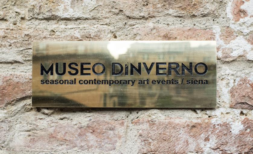 Progetto diòspero: Maurizio Nannucci, targa d’ingresso in ottone del museo,
multiplo 1/9 esemplari. Photo courtesy: Museo d’Inveerno, Siena.