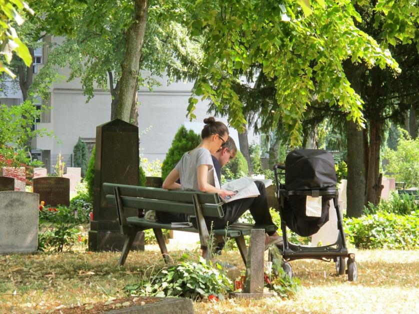Relax di famiglia tra le tombe.