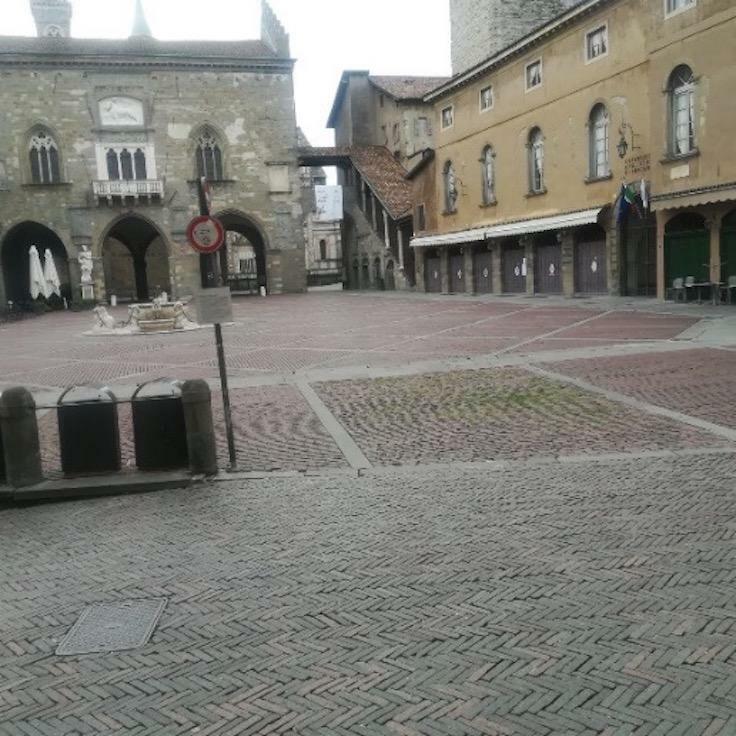 Bergamo, Piazza Vecchia, terza domenica di marzo 2020.
