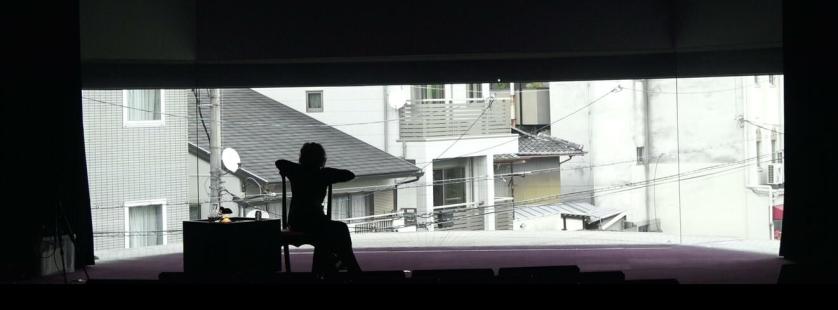Il finale dello spettacolo Rockaby (La versione della compagnia ARICA s’intitola “Arrivato il tempo di smetterla”, 2019) nella messa in scena di Yasuki Fujita, con Tomoko Ando. Foto: Arica