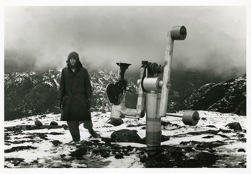 Michael Snow con la macchina progettata da Pierre Abeloos.