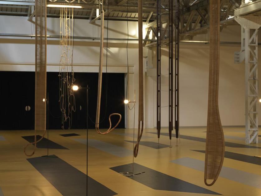 Leonor Antunes, the last days in Galliate, veduta della mostra, Pirelli HangarBicocca, Milano, 2018. Courtesy dell’artista e Pirelli HangarBicocca. Foto: Nick Ash.