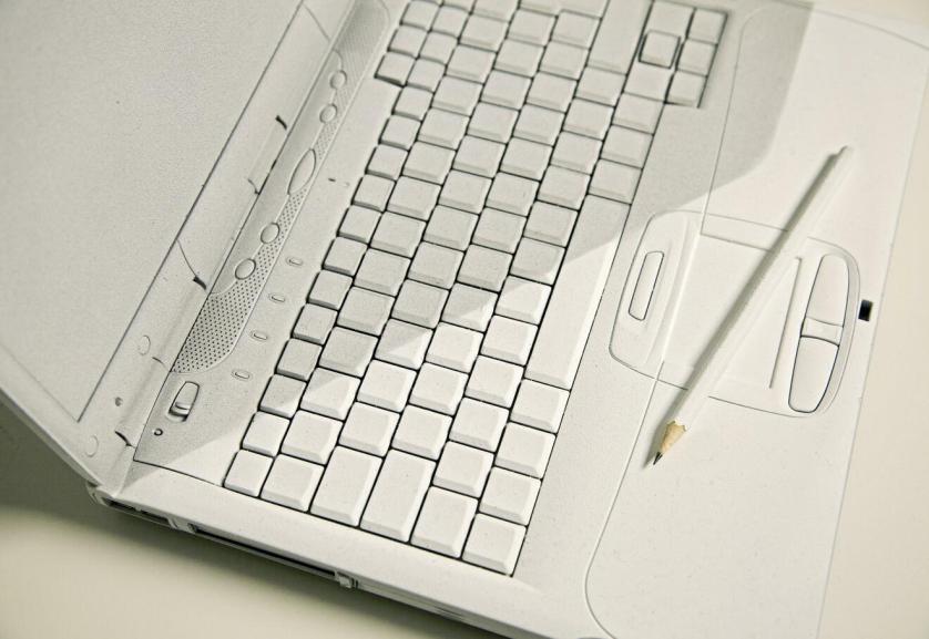 laptop_con_ombra_propria_dipinta_sull_oggetto_e_matita_con_ombra_propria_e_portata_reale_foto_02.jpg