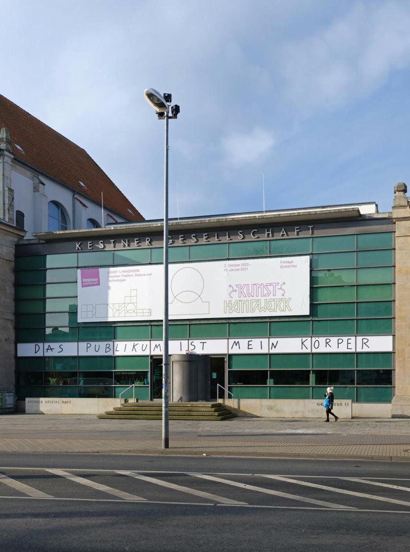 Marcello Maloberti, Publikum Kestner Gesellschaft Facade, Hannover, ph Thomas Ganznmuller.