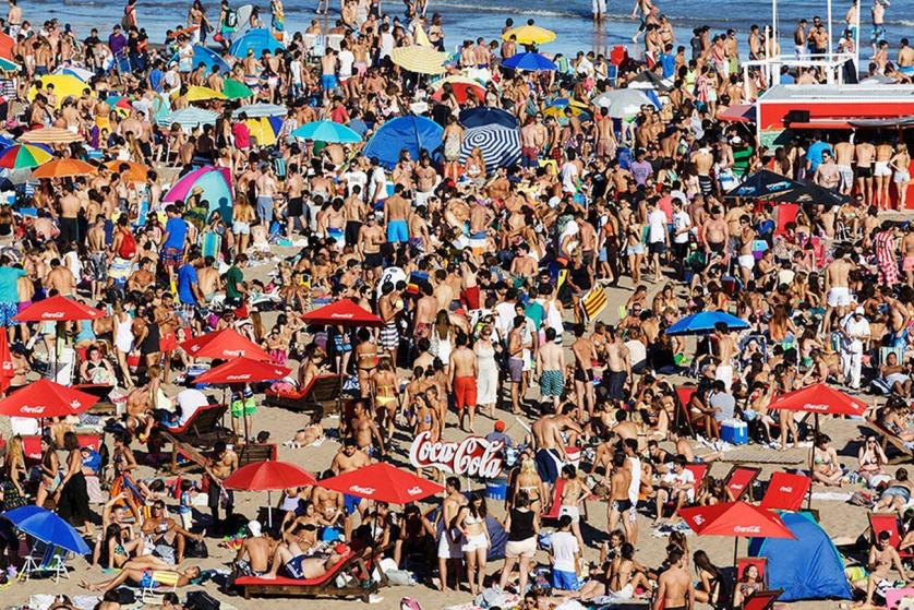 Martin Parr, Mar del Plata, Argentina, 2014, dalla serie Beach therapy, Magnum photos, courtesy Spazio Damiani Bologna.