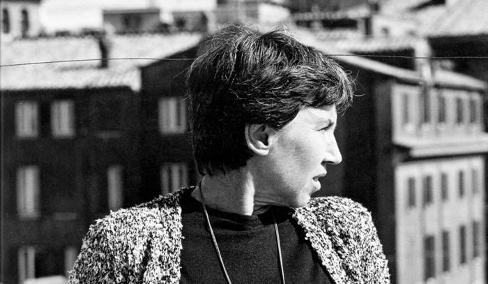 natalia-ginzburg-na-sua-casa-em-roma-1960-acervo-carlo-ginzburg1.jpg