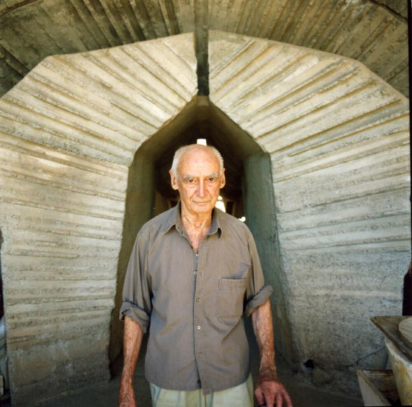 paolo-soleri-ad-arcosanti.jpg