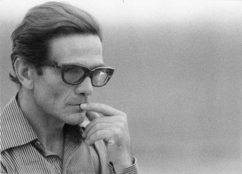 pasolini-durante-le-riprese-romane-de-il-fiore-delle-mille-e-una-notte-1973-foto-di-gideon-bachmann-1.jpeg