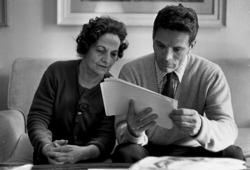 pier-paolo-pasolini-con-la-mamma-nella-sua-casa-studio-a-monteverde2.jpg