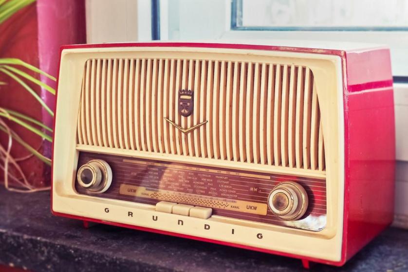 radio-3623299_1920.jpg