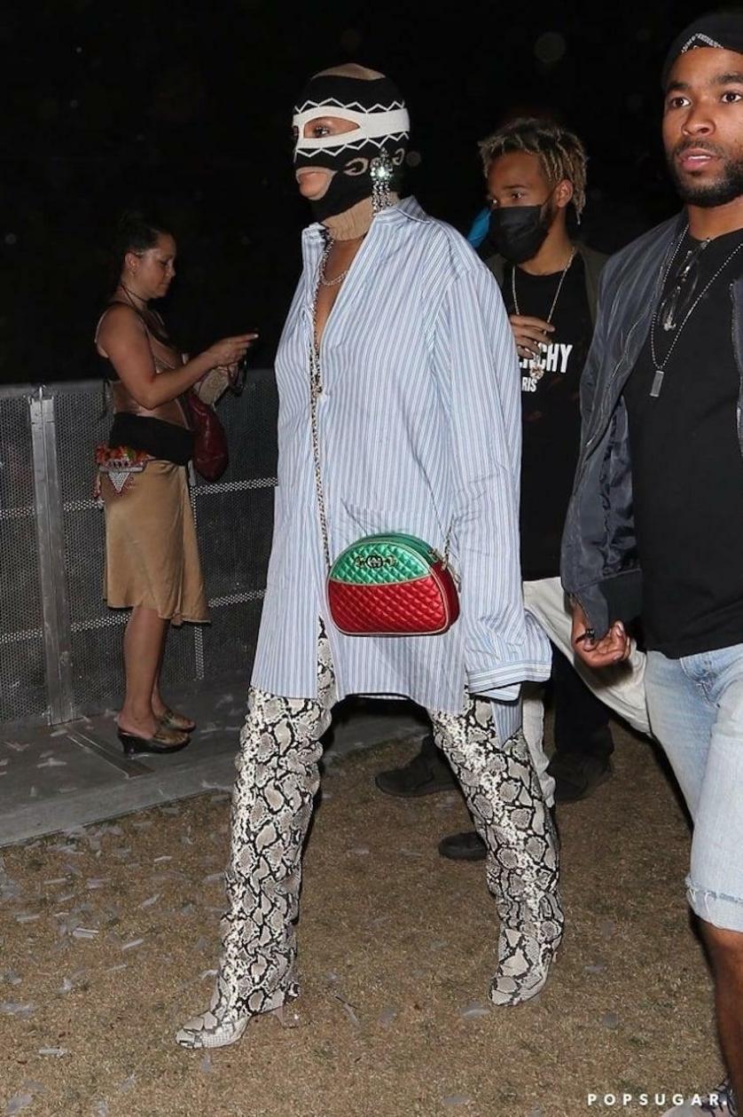 rihanna-wearing-gucci-mask-coachella-2018.jpg