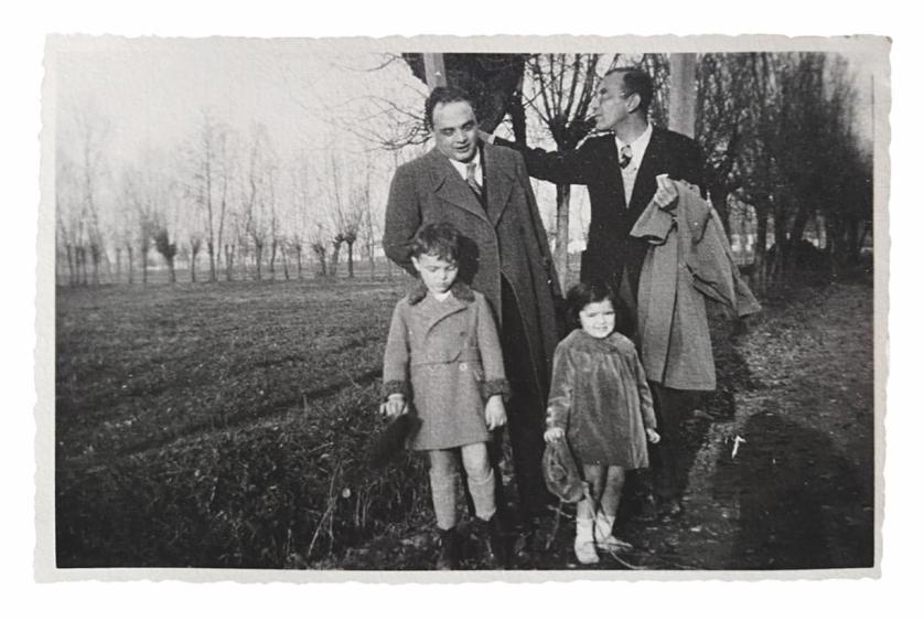 Bobi Bazlen (a destra) e Sergio Solmi con i suoi due figli, Renato e Raffalla, metà anni Trenta.