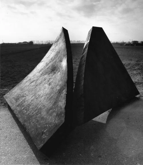 Ferro spezzato piano, 1974, acciaio forgiato, cm 130 x 240 x 210.
