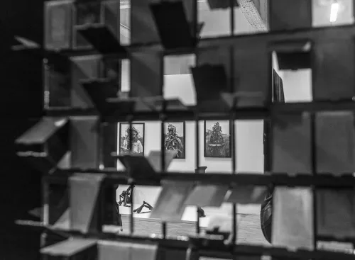 Jöel Andrianomearisoa, Sentimental Cabinet, 2014, Collezione Rosario Bifulco Guy Tillim, Mai Mai Militia in Training, 2002, l’artista e Guido Schlinkert.