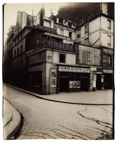 Coin de la place Saint-André-des-Arts et de la rue Hautefeuille, VIe, 1912 © Paris Musées / musée Carnavalet – Histoire de Paris.