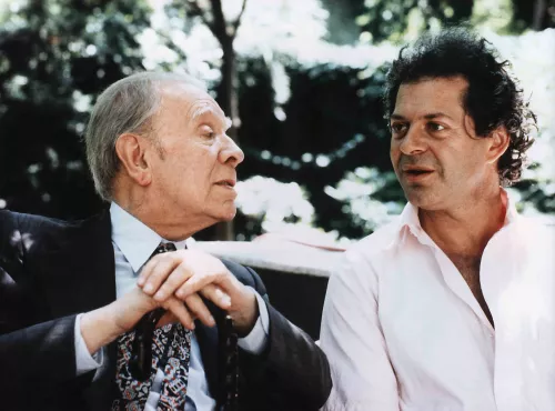 Jorge Luis Borges con Franco Maria Ricci, nella sua casa di Milano (foto di Massimo Listri).