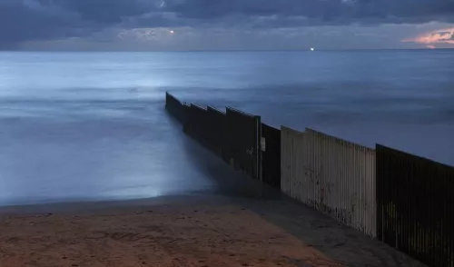 La barriera costruita sul confine tra Stati Uniti e Messico dove termina nell'oceano Pacifico sulla spiaggia di Tijuana, il 28 febbraio 2018 (AP Photo/Emilio Espejel).