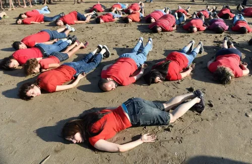 Il “bambino che dorme” rimesso in scena su una spiaggia marocchina, 2015