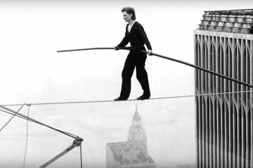 Philippe Petit cammina su una fune di acciaio tesa fra le Torri Gemelle, il 6 agosto 1974.