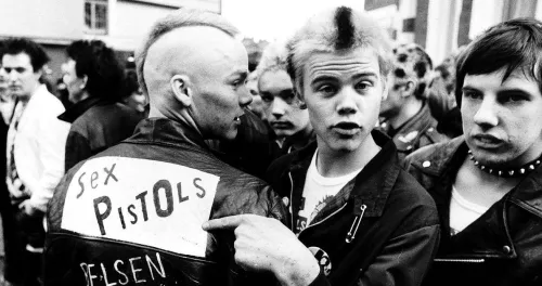 Supporter dei Sex Pistols nel corso dello show della band alla Lesser Trade Free Hall di Manchester avvenuto il 4 giugno 1976.