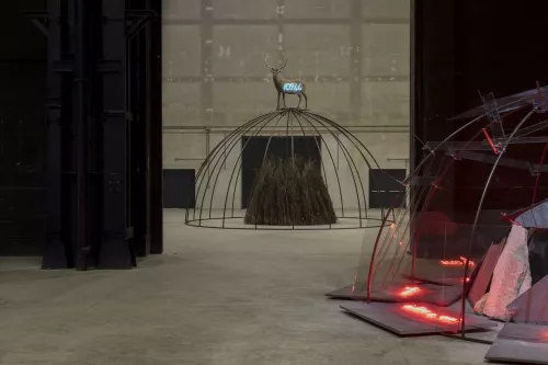 Mario Merz, “Igloos”, veduta della mostra, Pirelli HangarBicocca, Milano, 2018. Courtesy Pirelli HangarBicocca, Milano Foto: Renato Ghiazza © Mario Merz, by SIAE 2018.