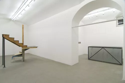 Scott Burton by Oscar Tuazon, veduta della mostra presso la Fondazione Giuliani, Roma, 2012. Oscar Tuazon/Elias Hansen, “Untitled (Kodiak Staircase)”, 2008, acciaio, schede di compensato, cemento, fibra di vetro resina, 215 x 121 x 97 cm. Collezione Giuliani, Roma. Foto di Giorgio Benni.